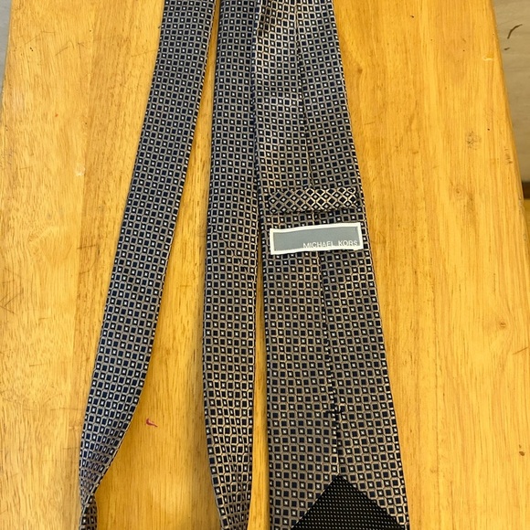 "MICHAEL KORS" Elegant Navy Blue Checkered Tie - Picture 2 of 3